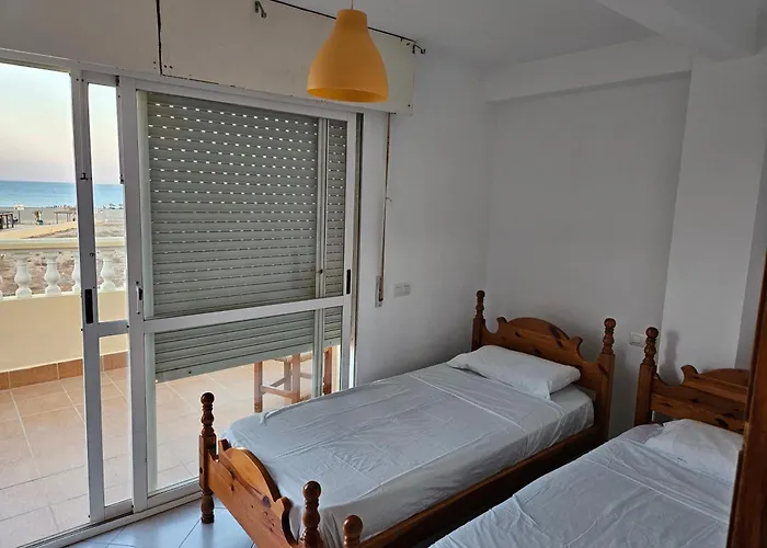 Apartamento De Tres Habitaciones A 3 Minutos De La Playa Para 6 Personas